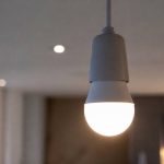 Ampoule led qui clignote : causes et solutions simples pour y remédier